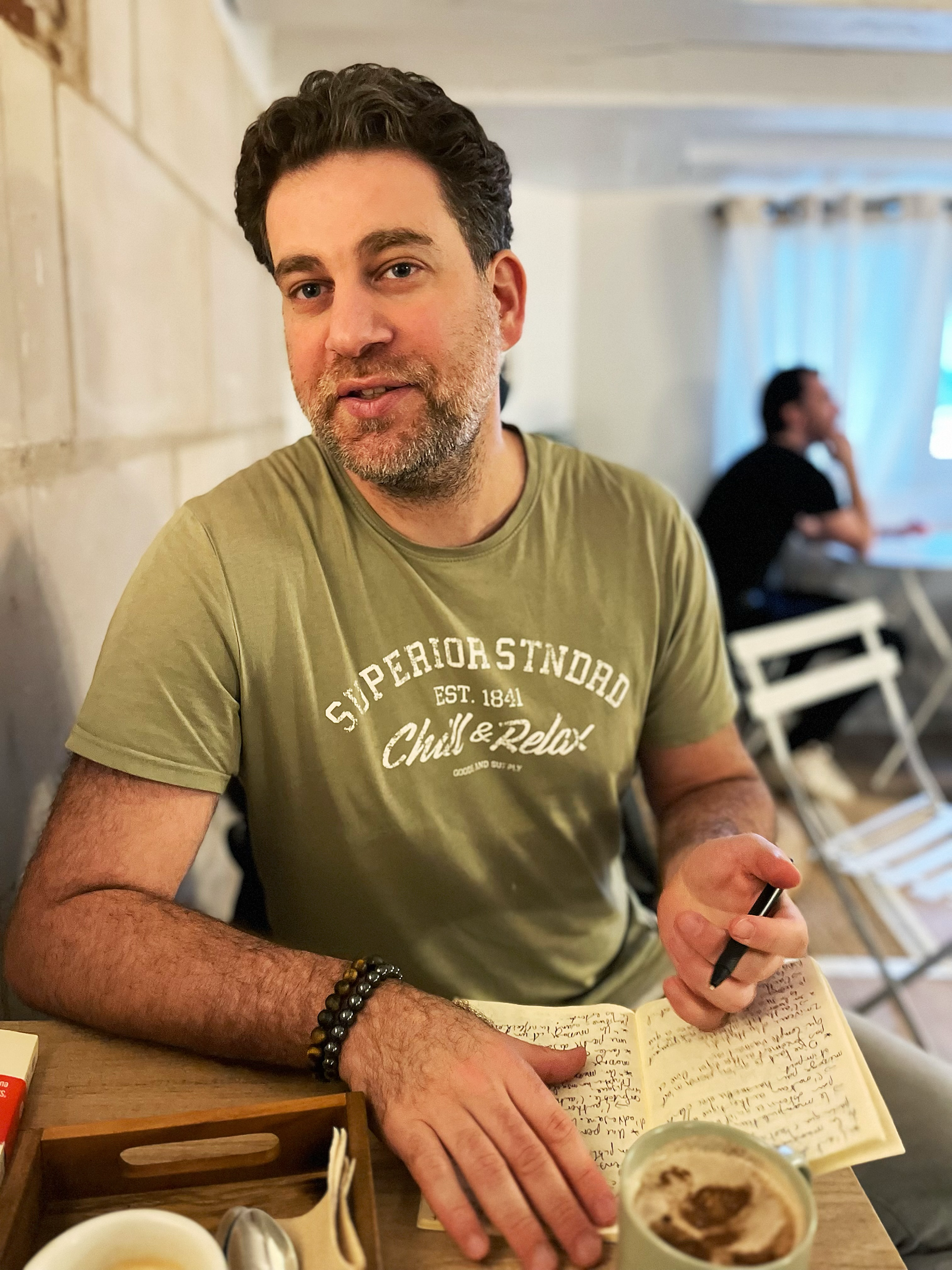 Frédéric Chaze écrivant dans un café